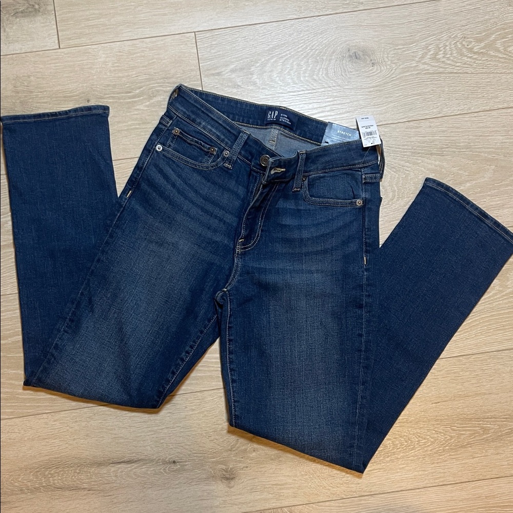 GAP Women's Classic Straight Stretch Mid- Rise Jeans in Dark Blue Wash Size: 6